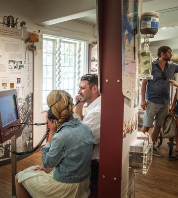 Freunde beim Entdecken des Museums Landschaft Eiderstedt