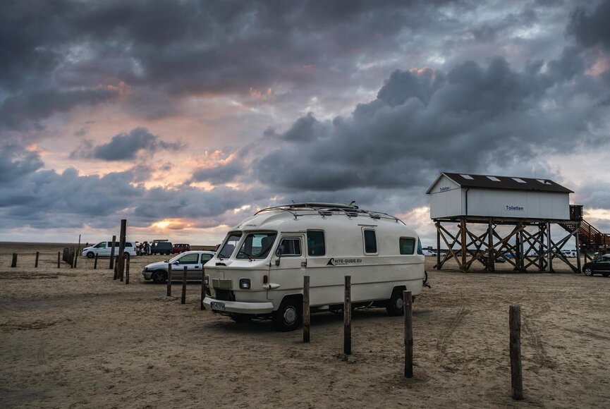 Oldtimer Bulli auf dem Strandparkplatz