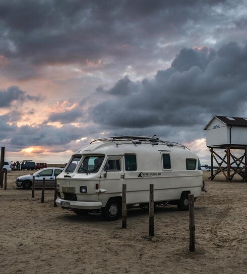 Oldtimer Bulli auf dem Strandparkplatz