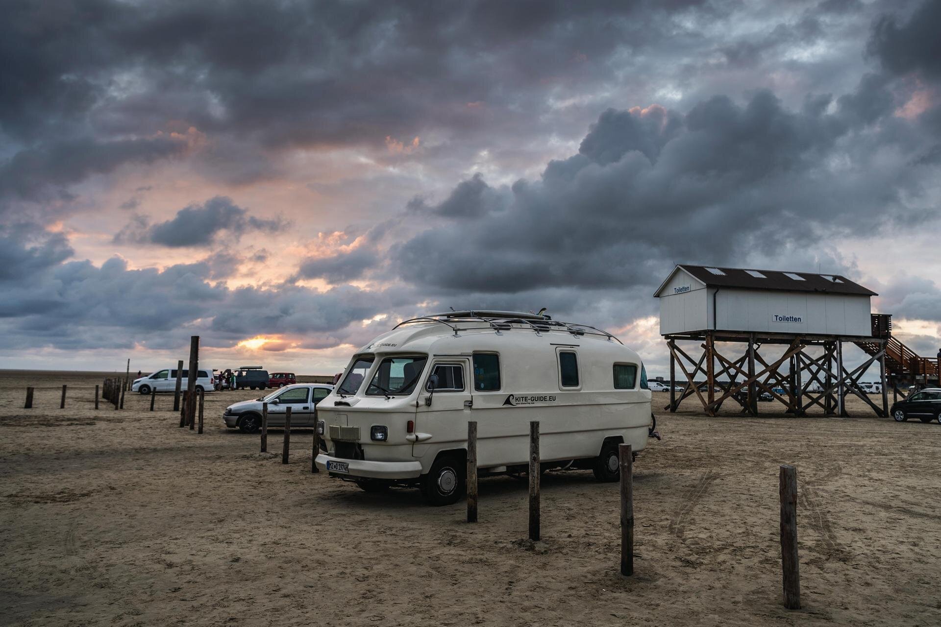 Oldtimer Bulli auf dem Strandparkplatz