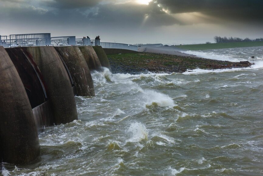 Wellen der Sturmflut am Eidersperrwerk