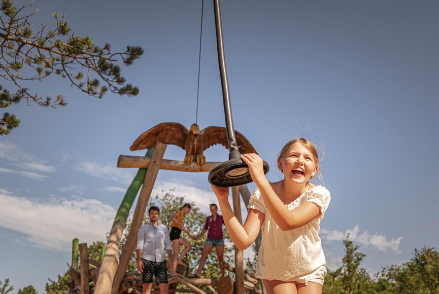 Mädchen bei der Seilbahn auf der Erlebnispromenade