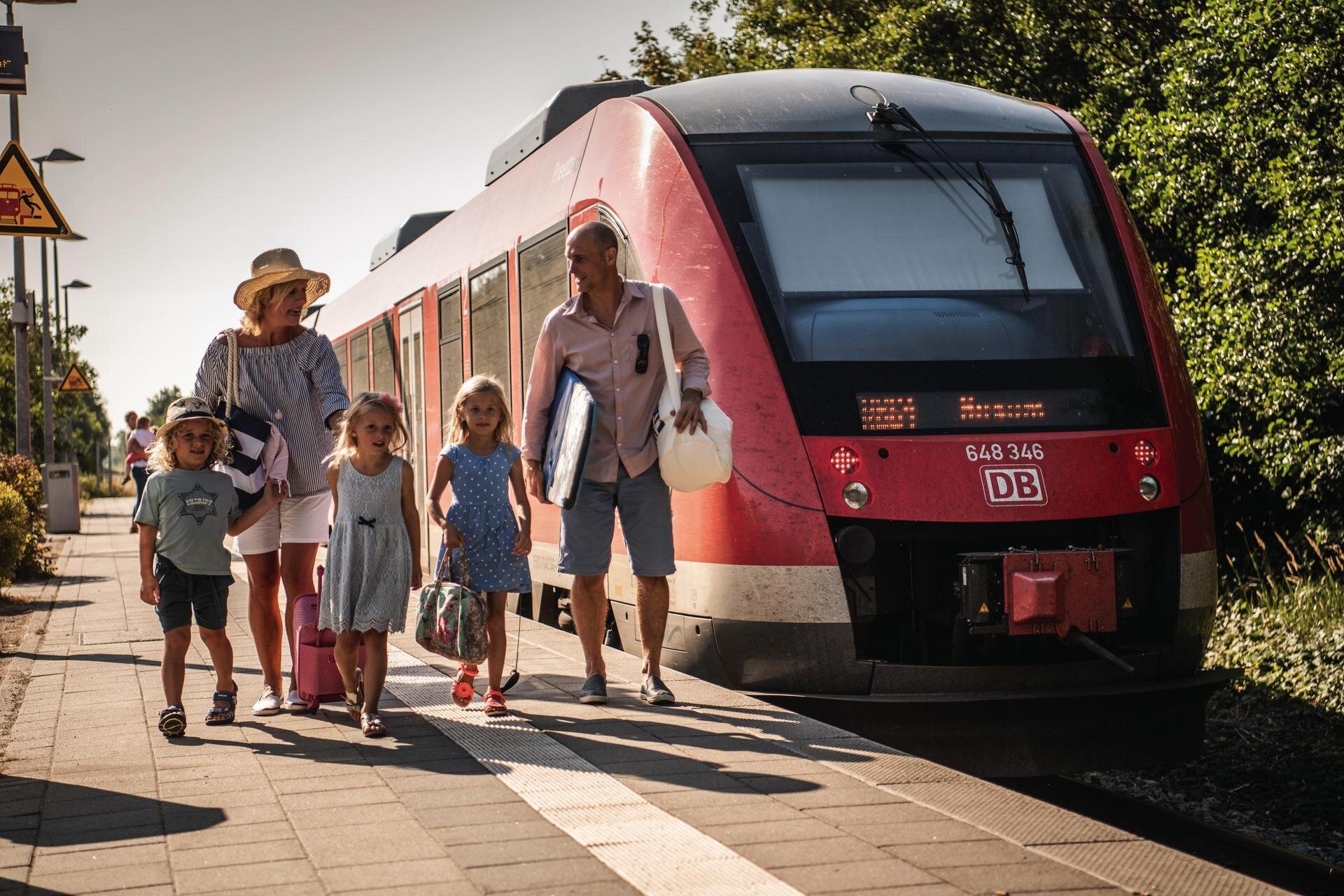 Familie bei der Ankunft am Bahnhof in St. Peter-Ording