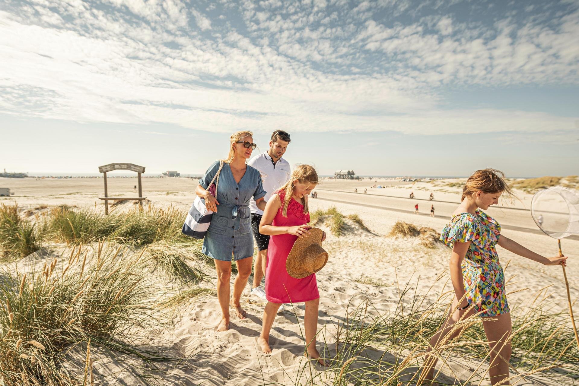 Spaziergang einer Familie durch die Dünen