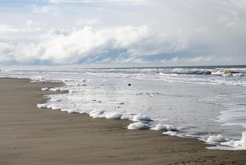 Gischt der Nordsee am Sandstrand