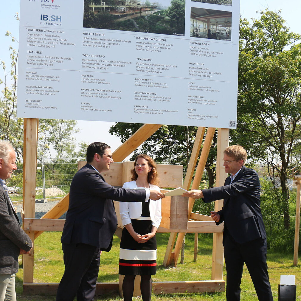 Bürgermeister, Tourismus-Direktorin und Ministerpräsident von Schleswig-Holstein bei der Fördermittelübergabe für das Erlebnis-Hus