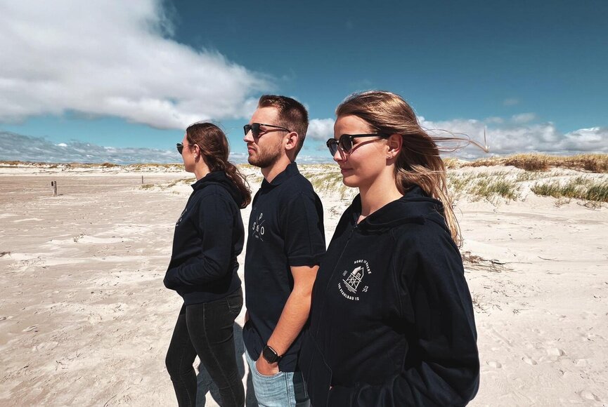 3 Auszubildende am Strand