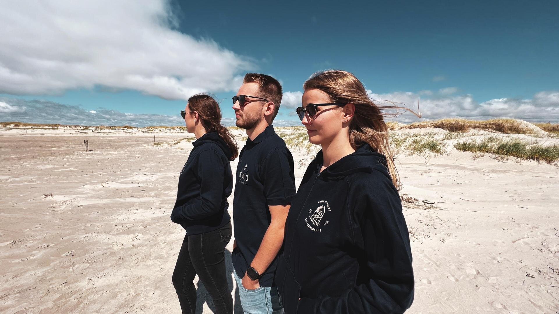3 Auszubildende am Strand