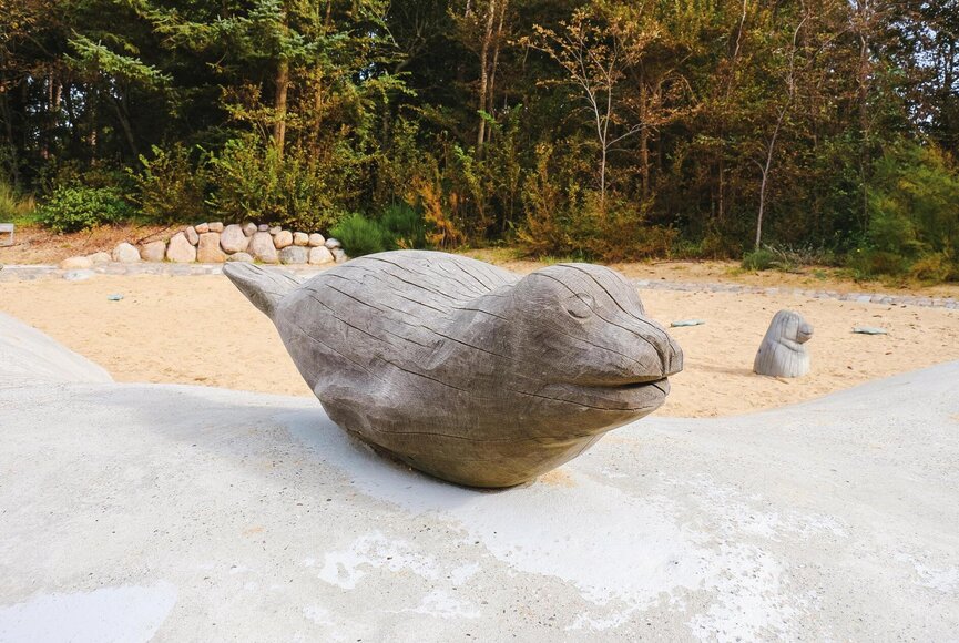 Seehund aus Holz auf dem Spielplatz