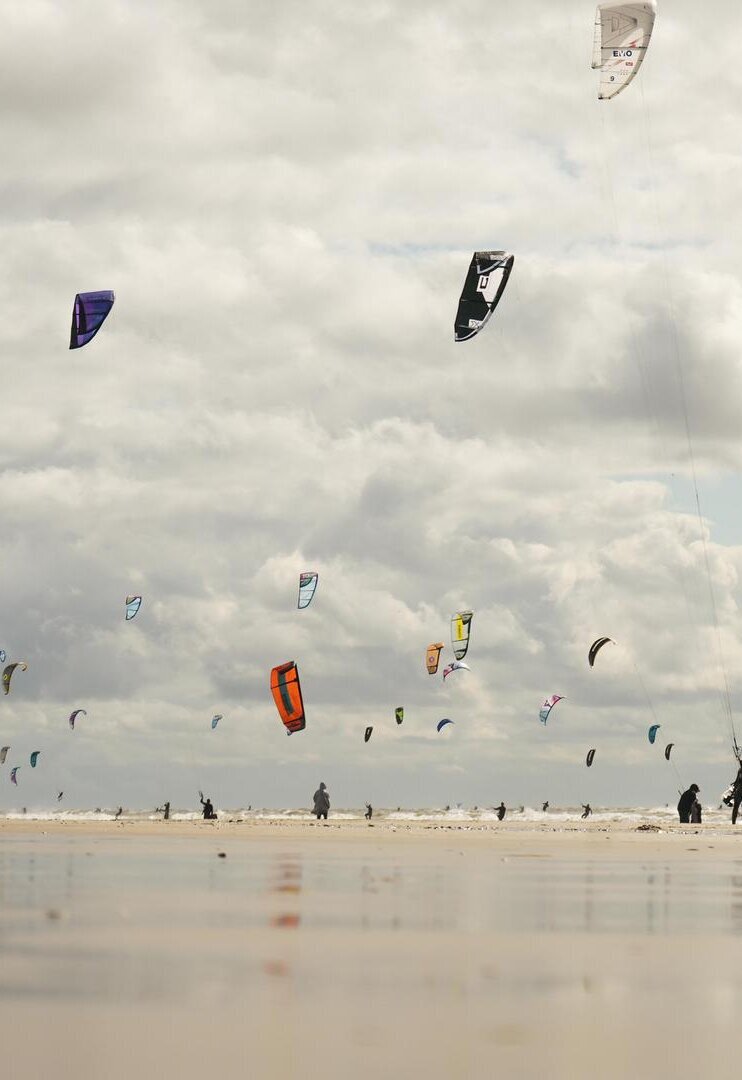 Viele Kiter in den Wellen