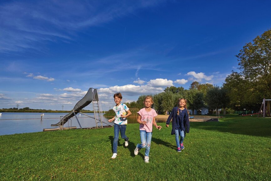 3 Kinder spielen am Treenebad