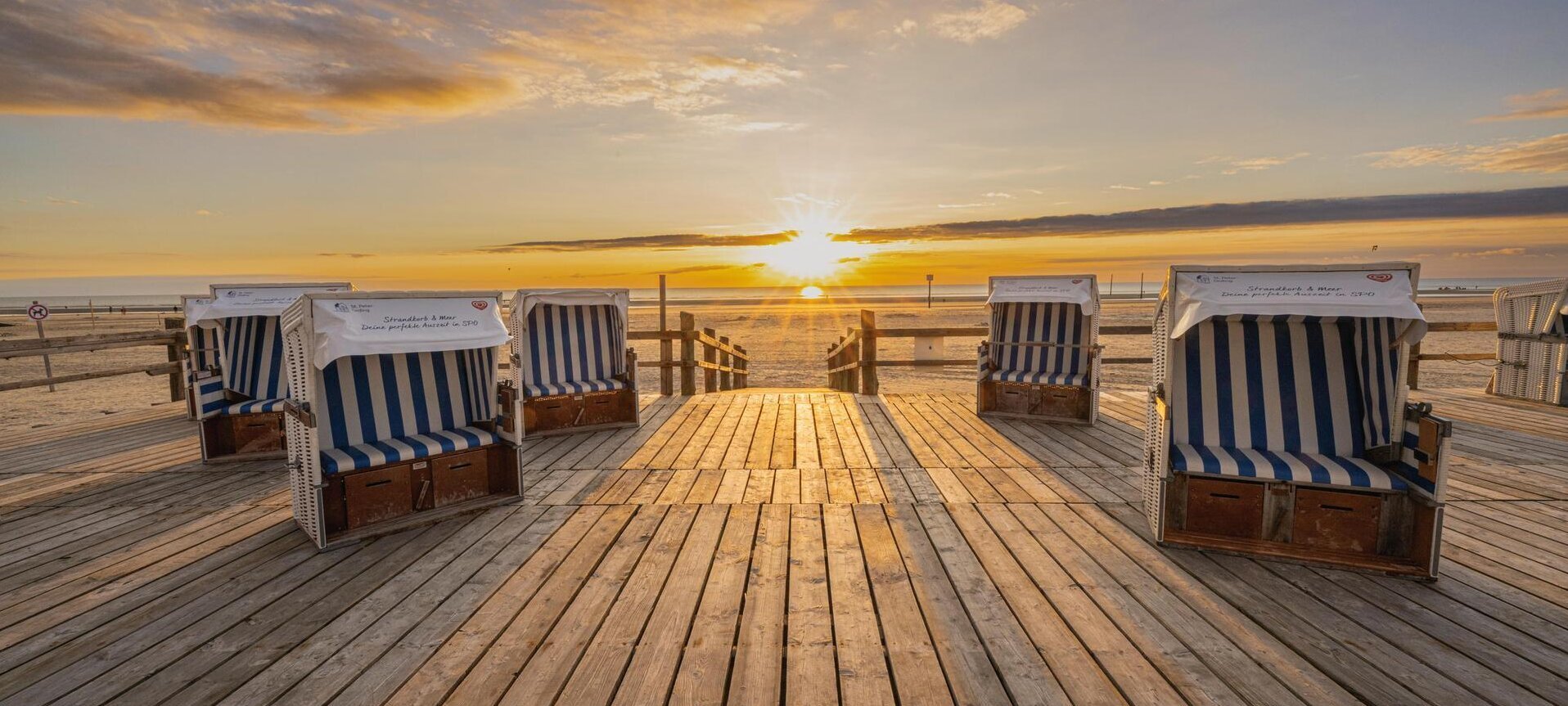 Strandkörbe bei Sonnenuntergang am Strand von SPO