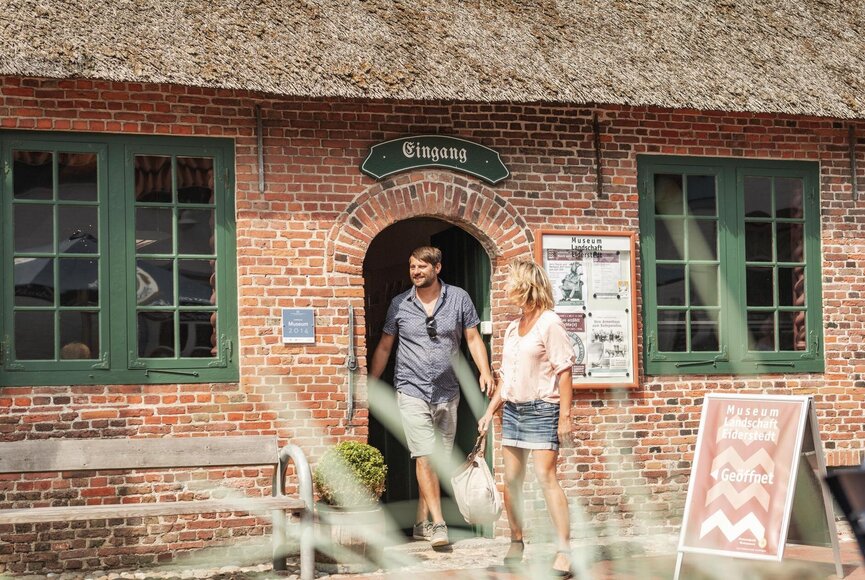 Pärchen im Eingang des Museums