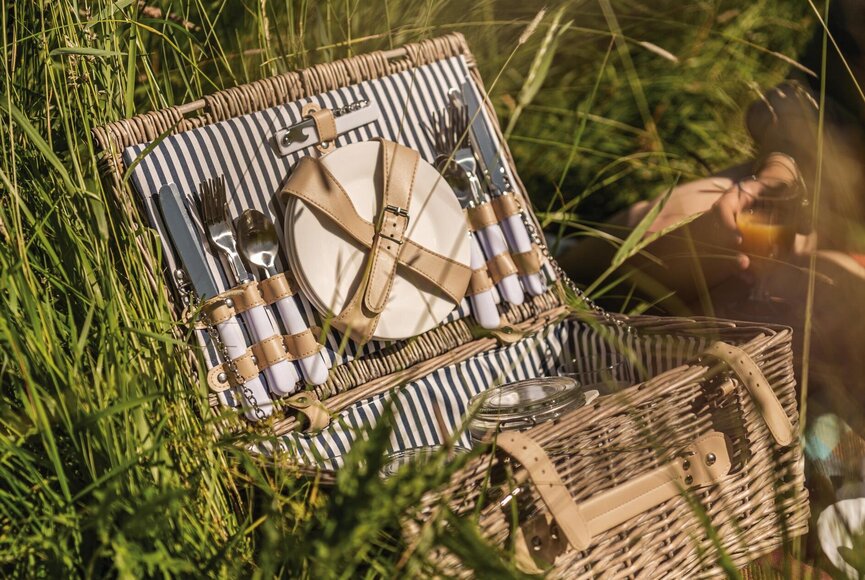 gepackter Picknickkorb des Kirchspielkrug Westerhever im Grünen