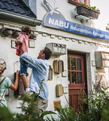 Familie vor dem Eingang des Nabu Haus