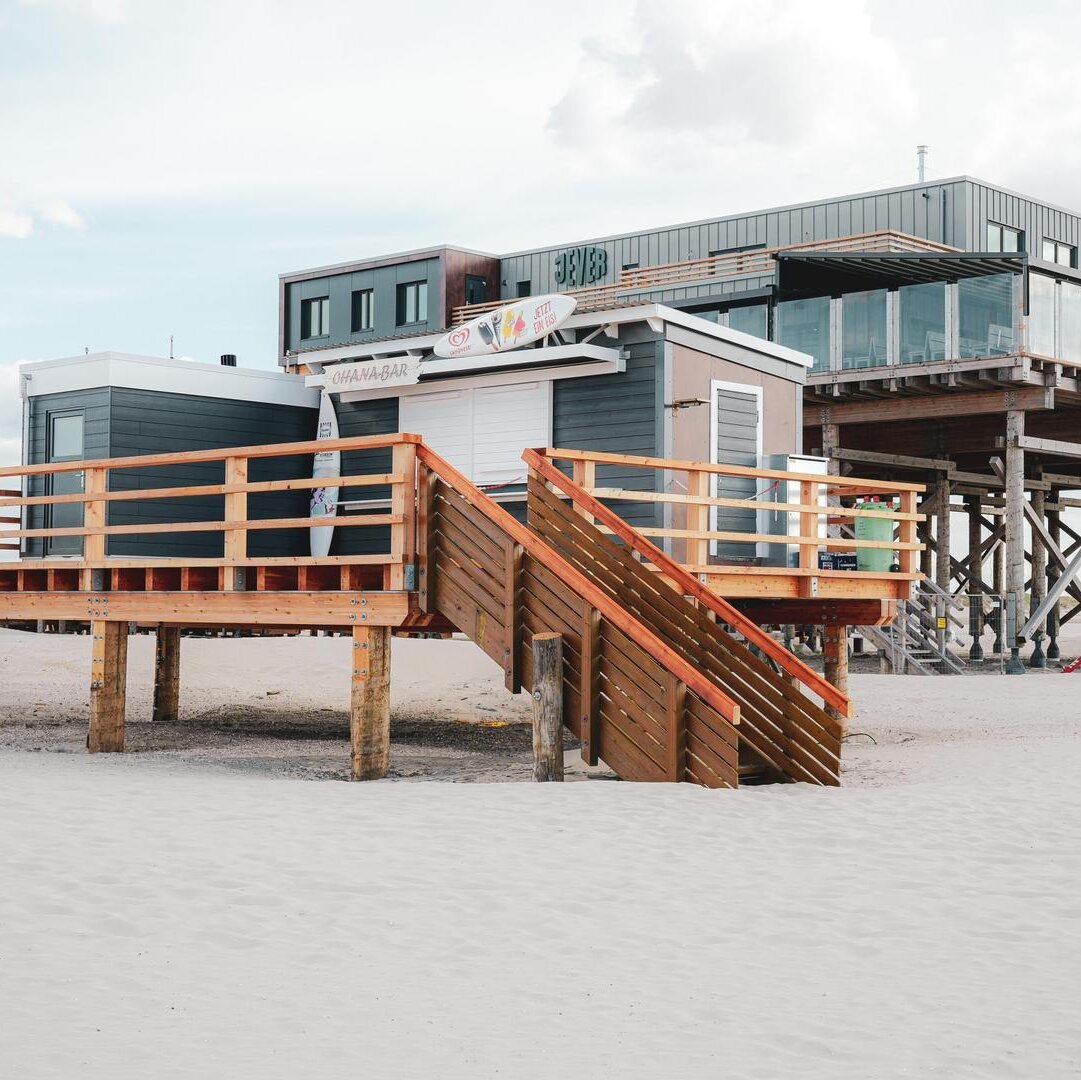Blick auf das Pfahlbaurestaurant Strandbar 54° Nord am Ordinger Strand