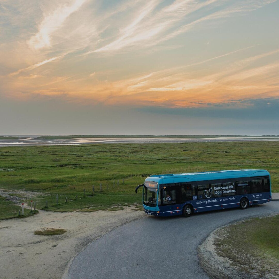 Ortsbus an der Haltestelle am Südstrand