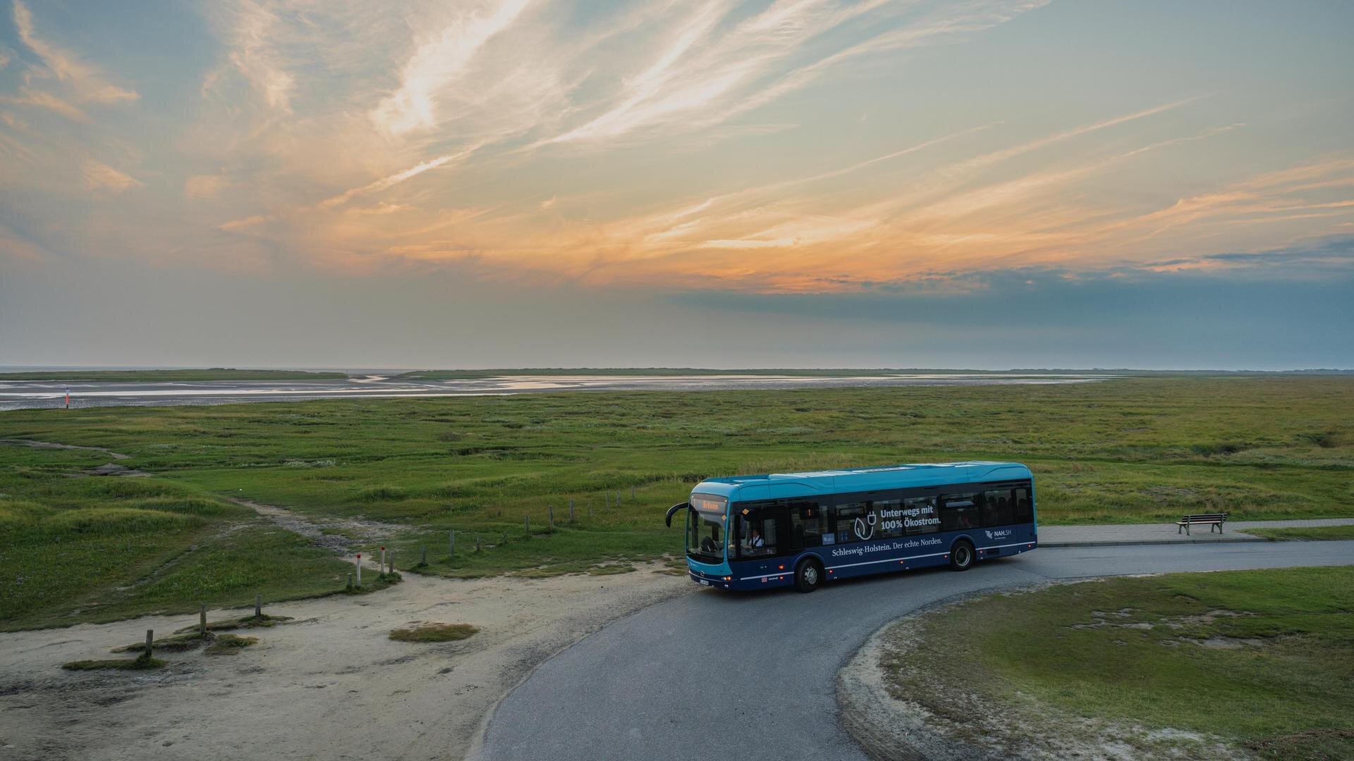 Ortsbus an der Haltestelle am Südstrand