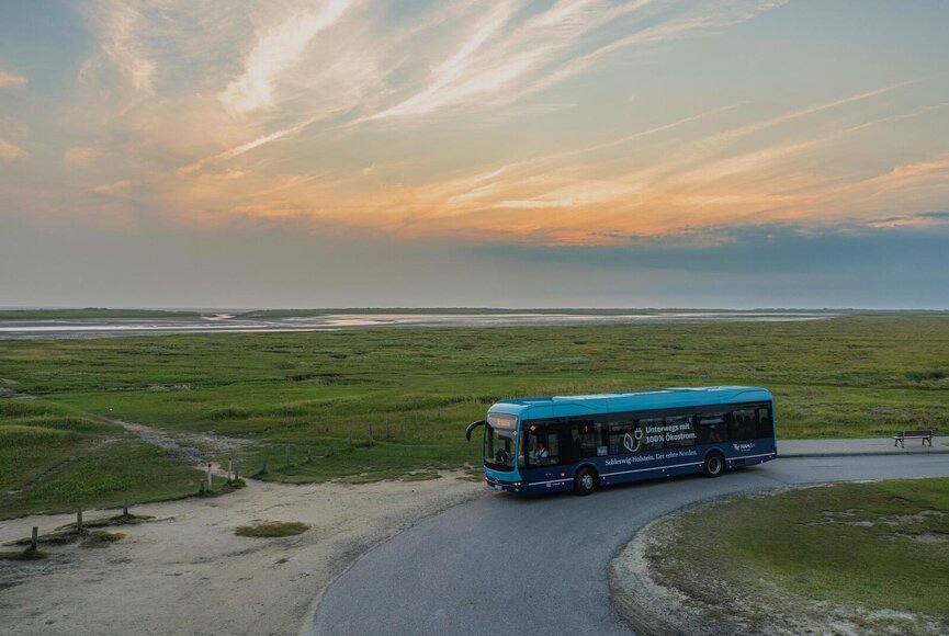 Ortsbus an der Haltestelle am Südstrand