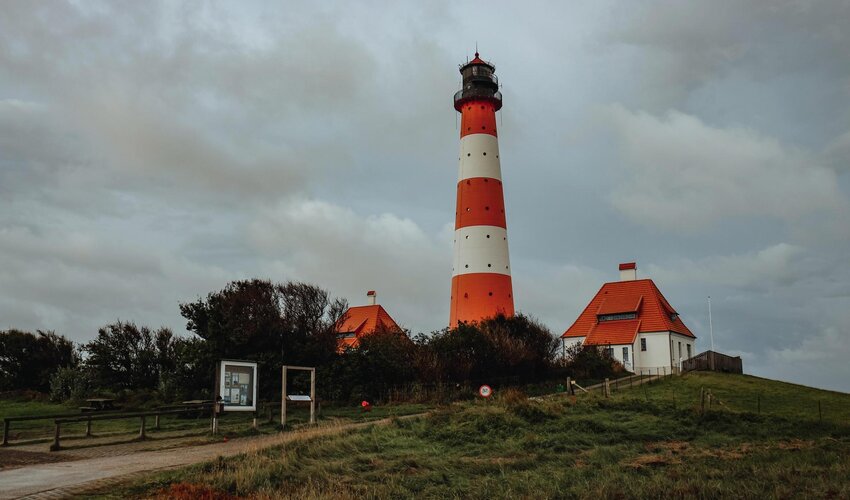 der Leuchtturm zwischen den zwei ehemaligen Leuchtturmwärtergebäuden
