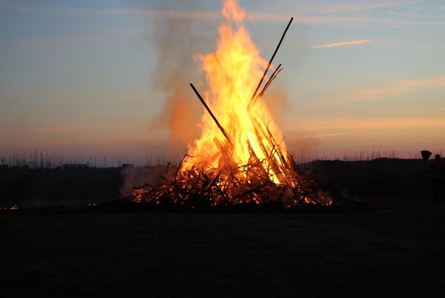 großes Osterfeuer