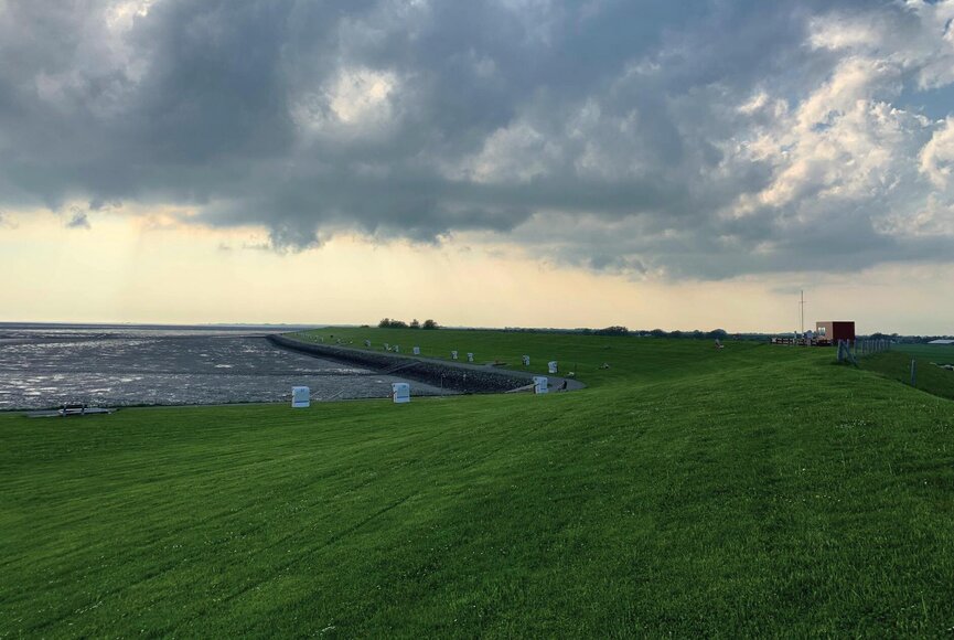 Badeecke Vollerwiek am Deich mit Strandkörben und Blick aufs Watt