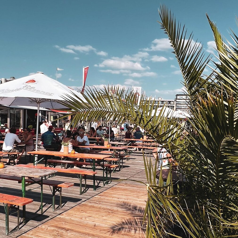 Außenbereich von Gosch im Sommer mit Bierbänken