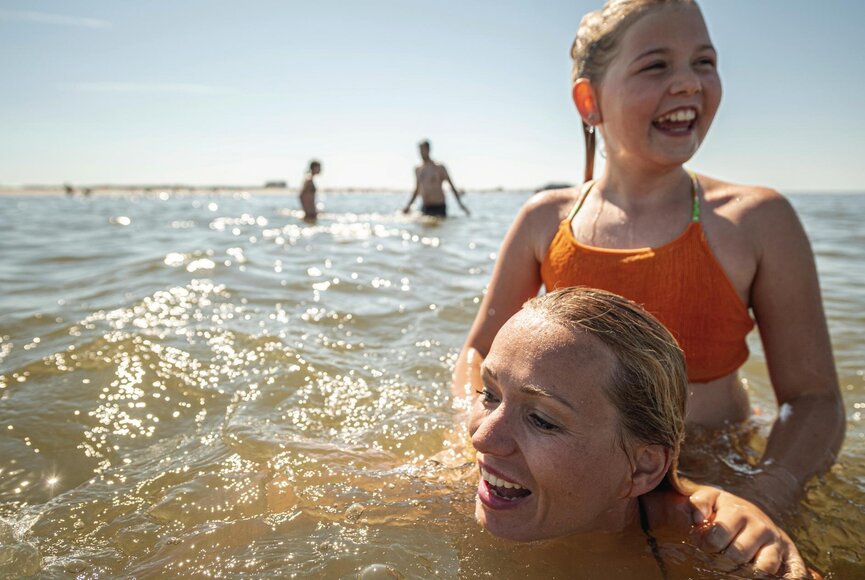 Mutter und Tocher planschen in der Nordsee
