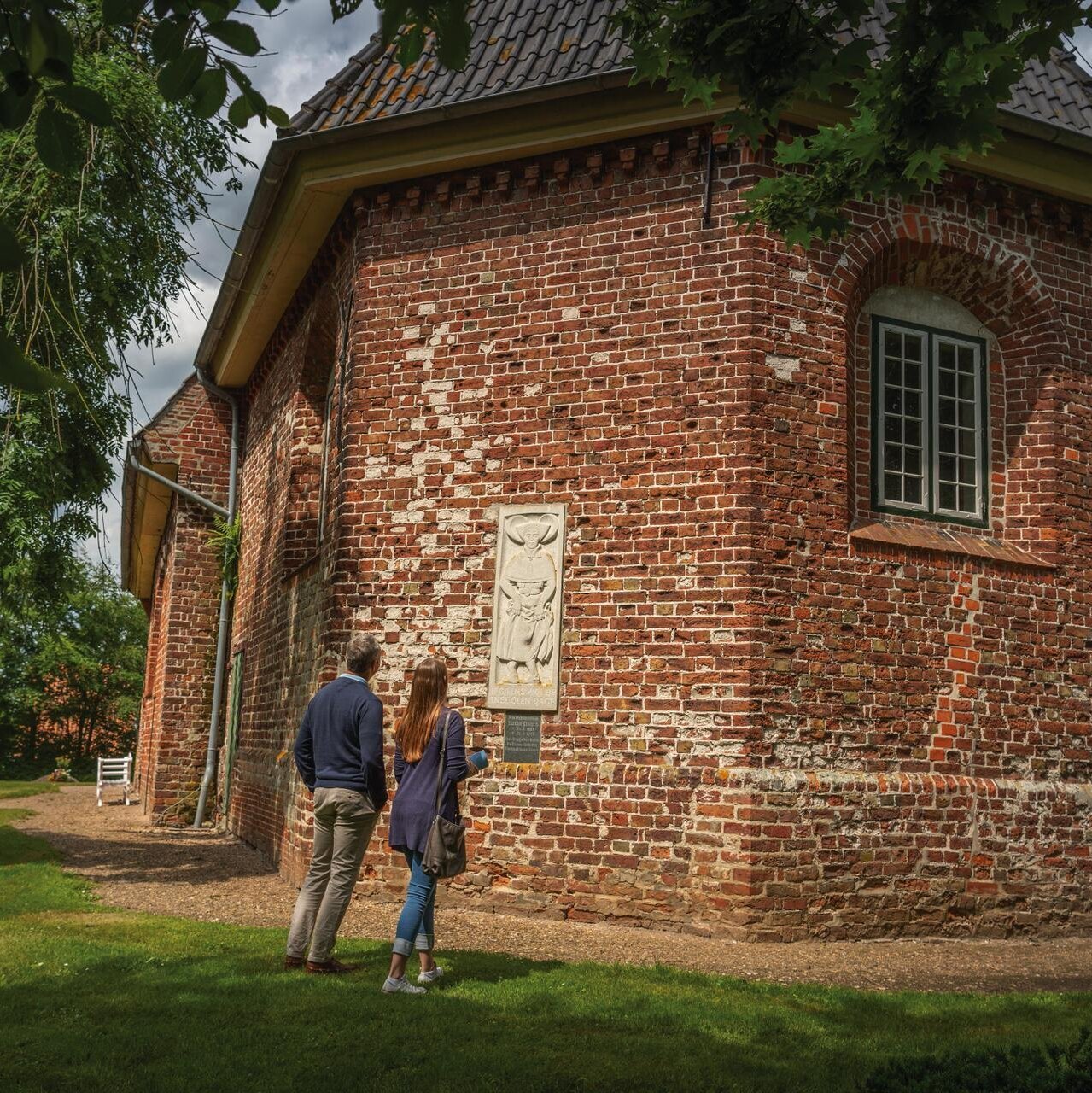 Paar blickt auf die Kirche in Katharinenheerd
