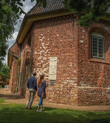 Pärchen blickt auf die Kirche in Katharinenheerd