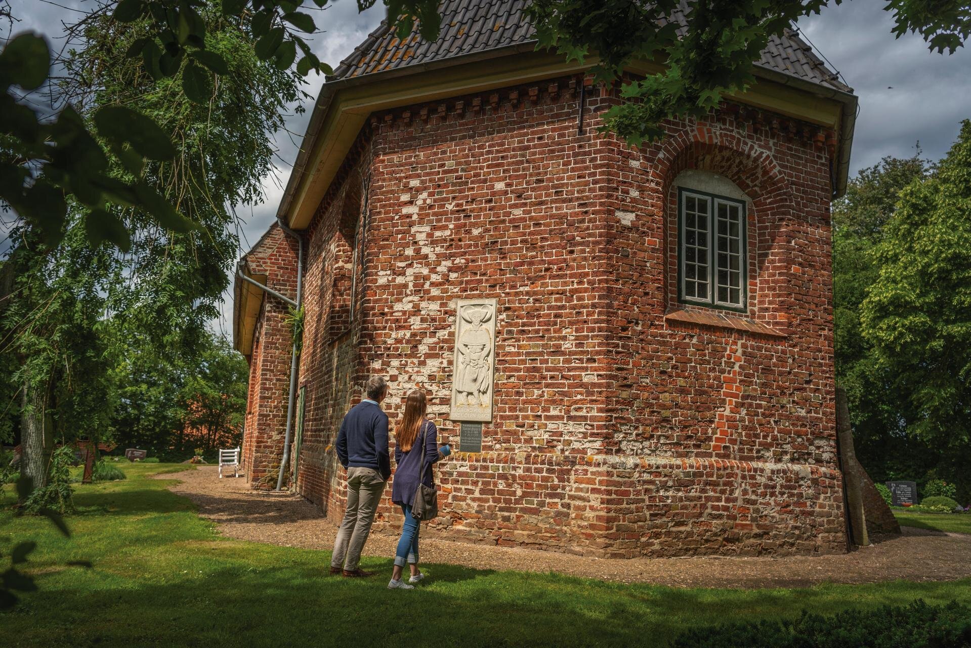 Paar blickt auf die Kirche in Katharinenheerd