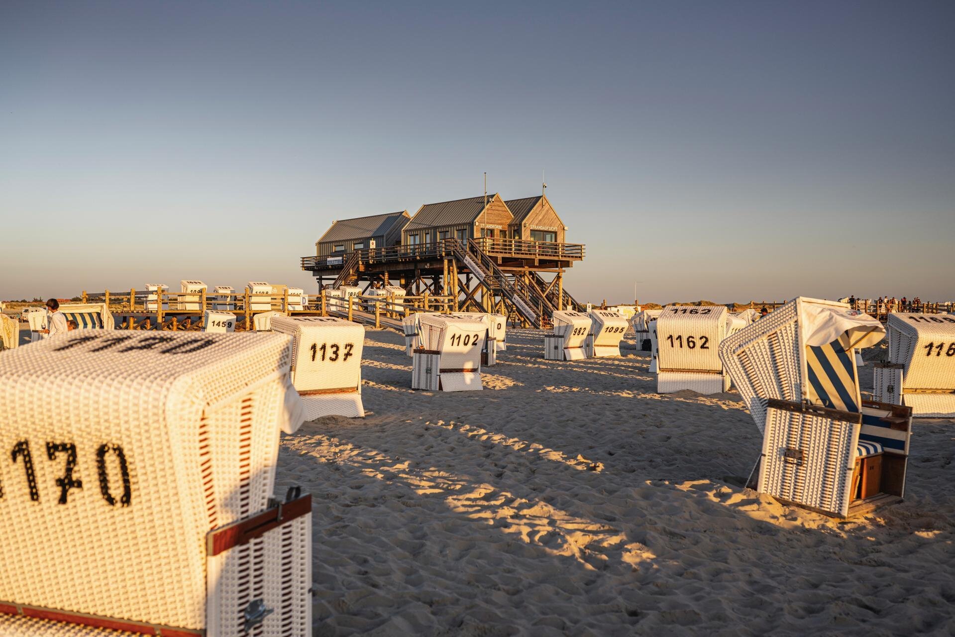 Pfahlbau – Mehrzweckgebäude in Ording in der Abendsonne