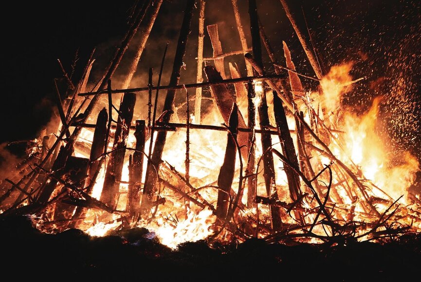 Das Osterfeuer in Nahaufnahme zeigt knisternde Flammen.