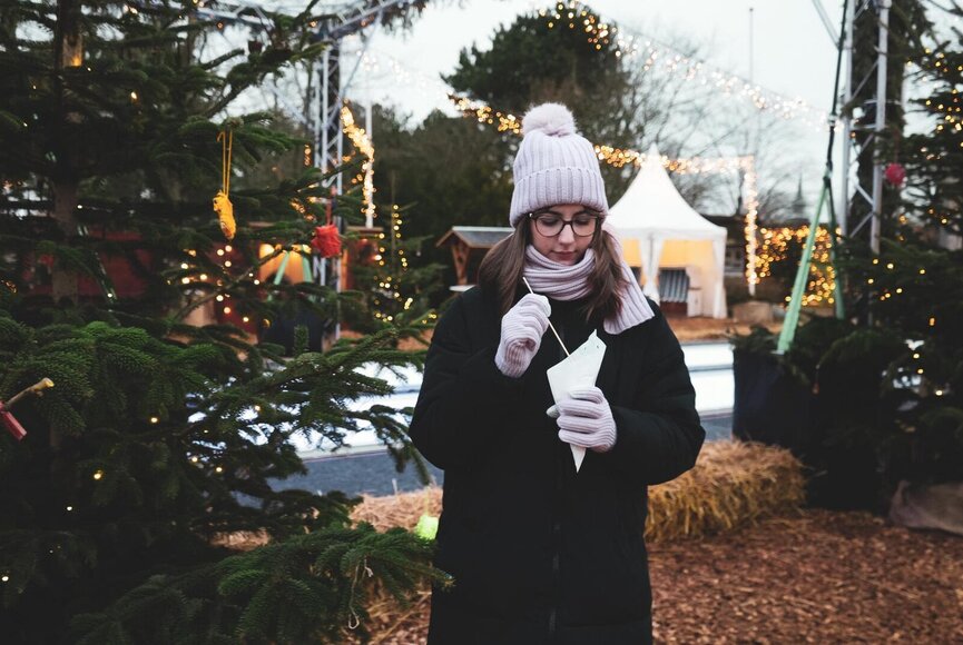 Eine junge Frau ist frisch gebackene Mutzen