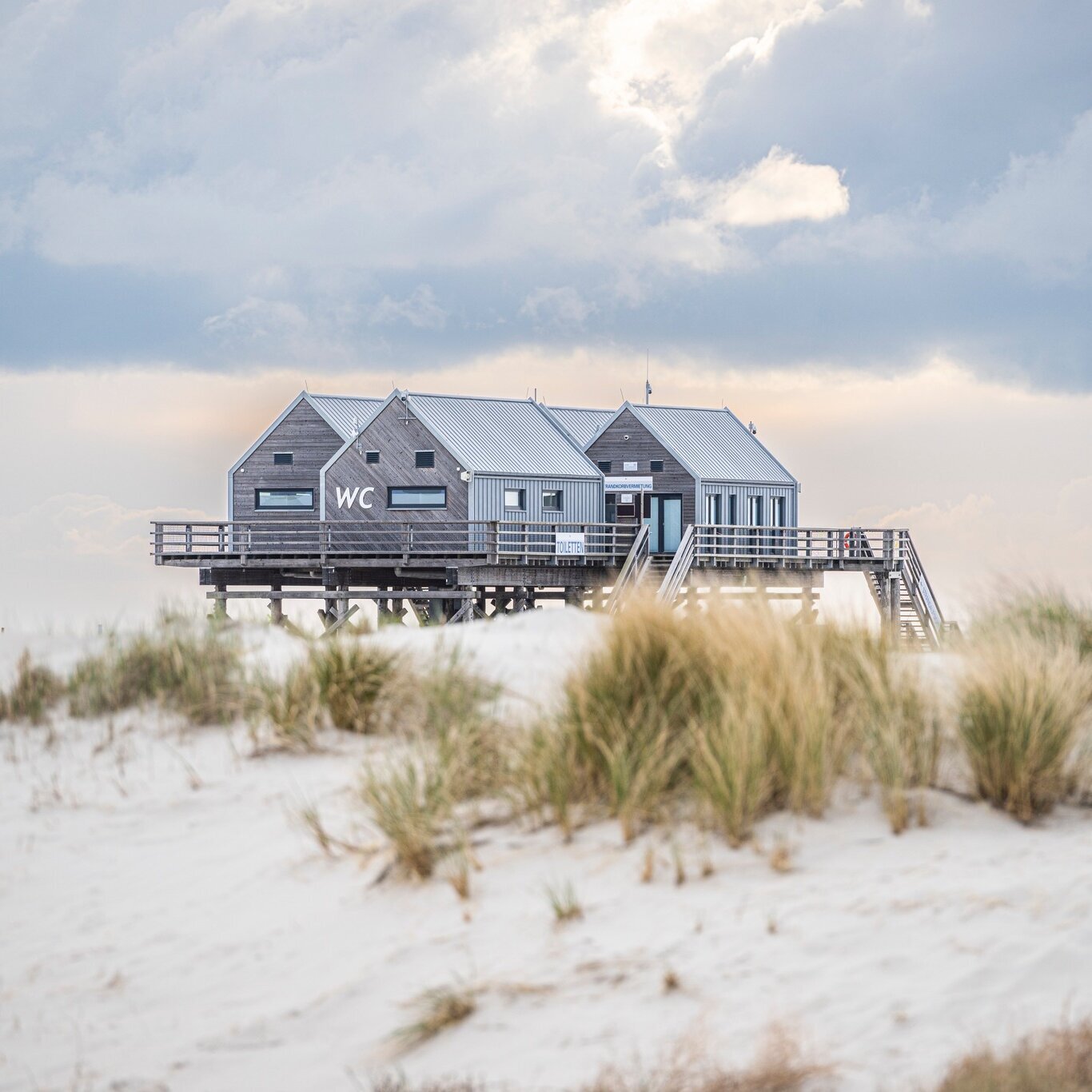Blick aus den Dünen auf den Pfahlbau am Ordinger Strand