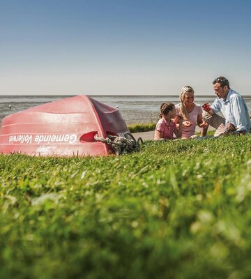 Familie mit einer Strandmuschel in Vollerwiek