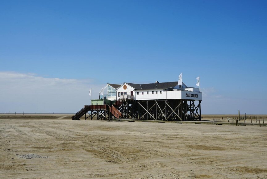 Pfahlbaurestaurant Salt & Silver bei Sonnenschein