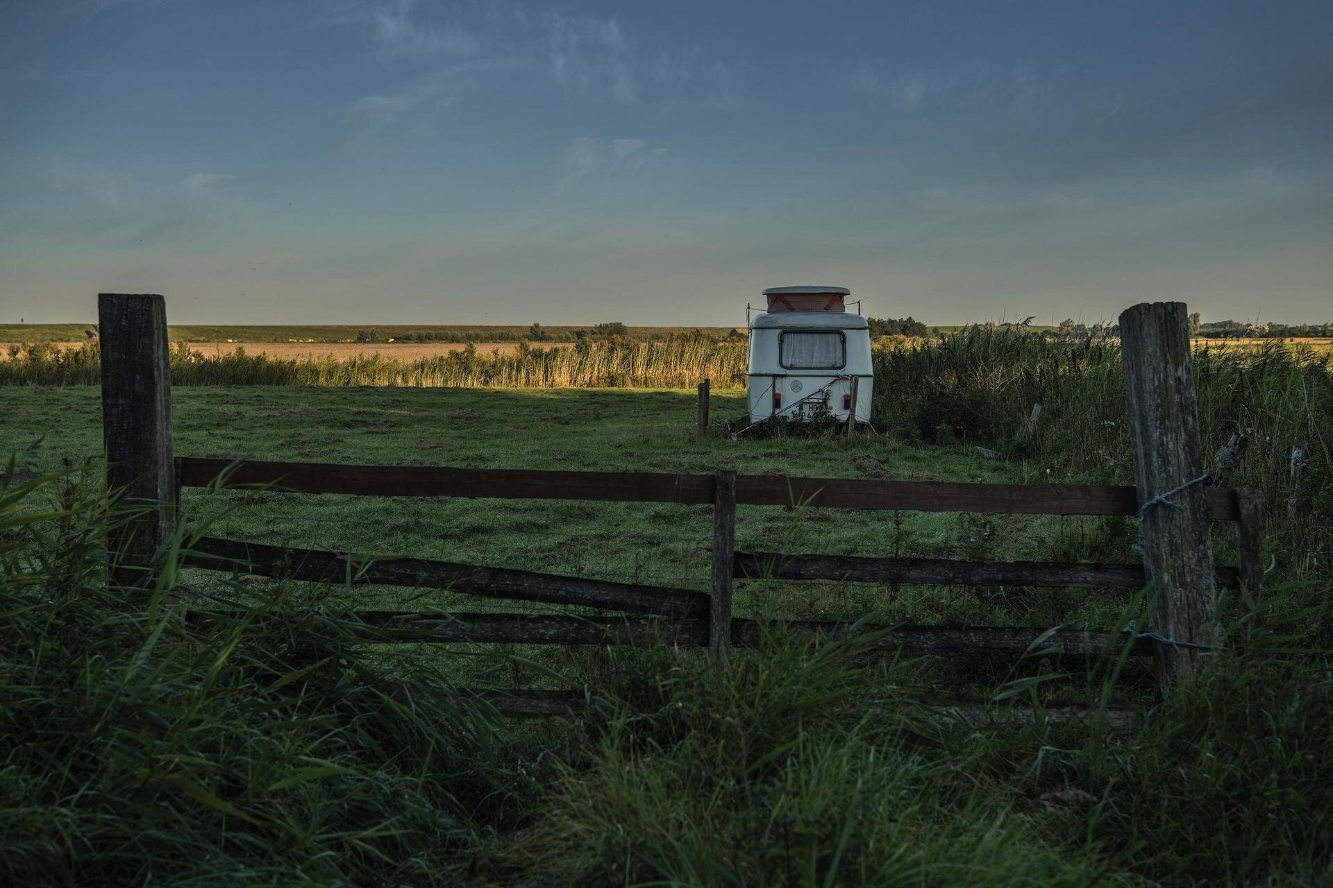 Wohnwagen auf einer Wiese auf Eiderstedt