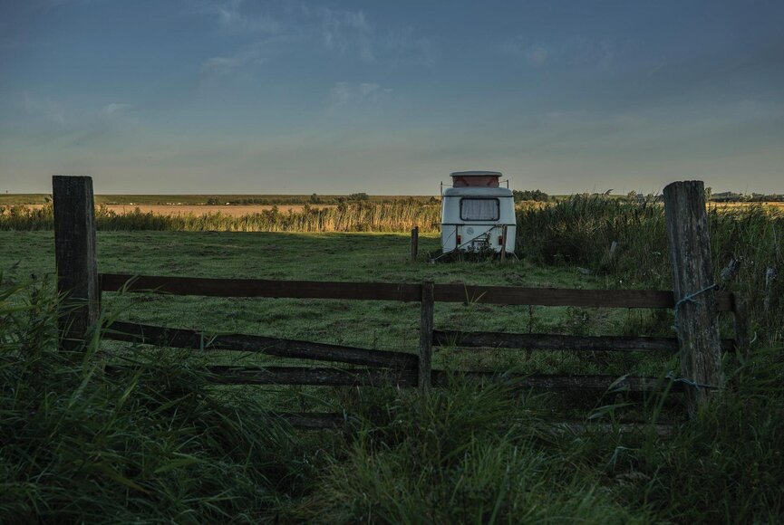 Wohnwagen auf einer Wiese auf Eiderstedt