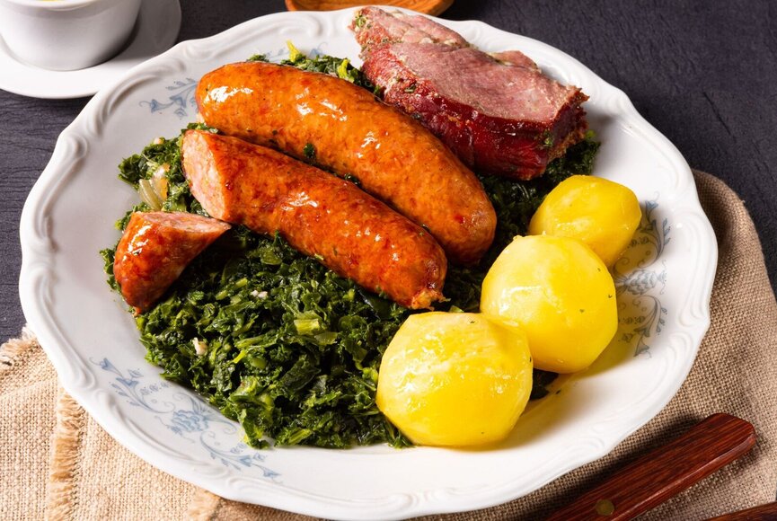 Teller mit Grünkohl, Kartoffeln und Fleisch