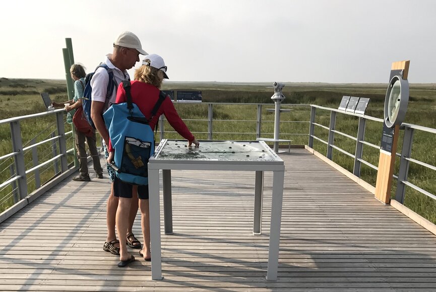 Paar schaut sich Infotafel an