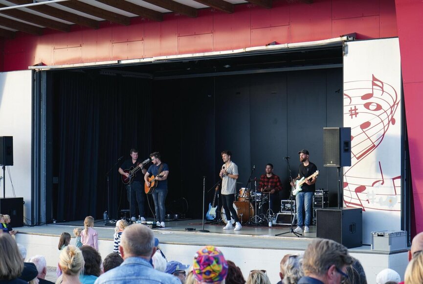 Blick auf die Band auf der Außenbühne des Dünen-Hus