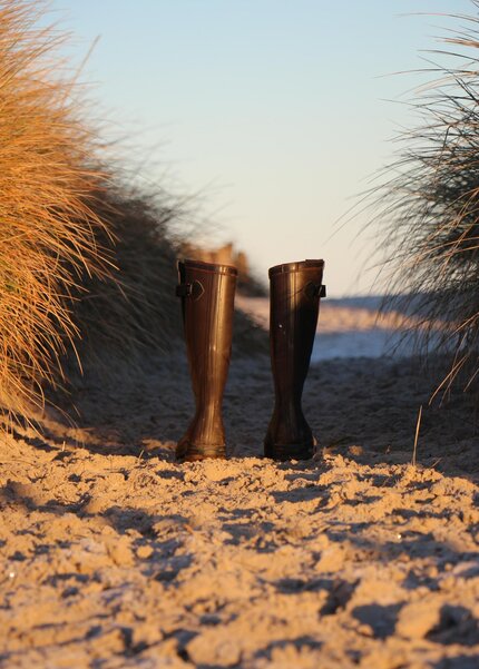 Gummistiefel in den Dünen