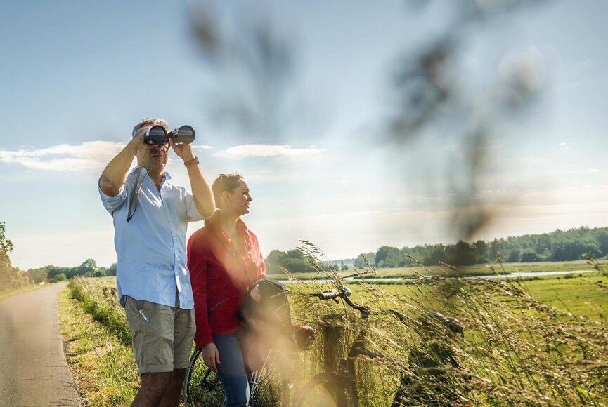 Paar mit Fernglas im Katinger Watt