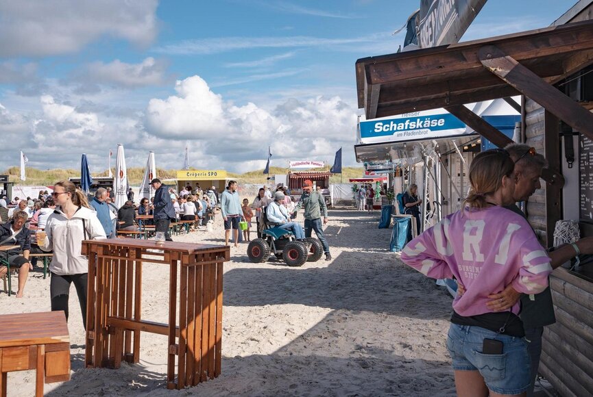 Event am Strand mit vielen Menschen