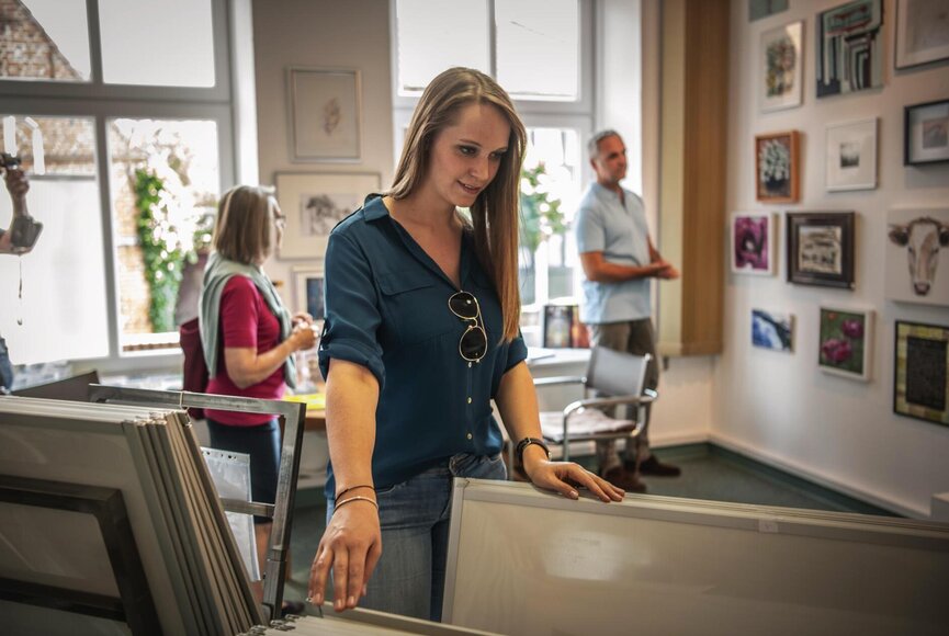 Besucher in einer Galerie, die Bilder anschauen