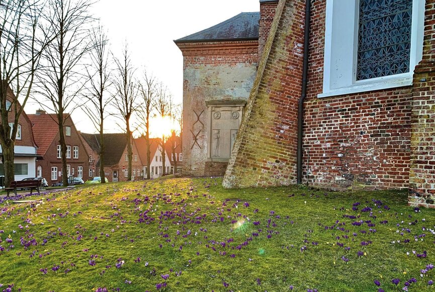 Kirche St. Christian bei untergehender Sonne