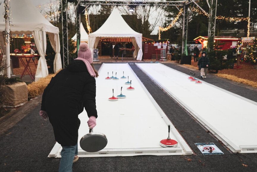 Eisstock schießen auf dem Heimeligen Weihnachtsmarkt in SPO