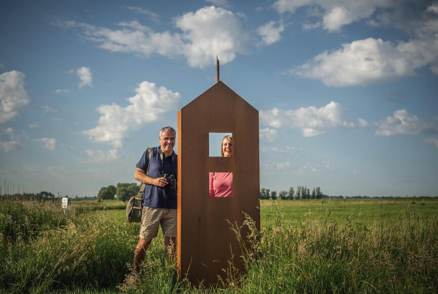 Pärchen auf einem Spaziergang am Eiderstedter Landschaftsfenster