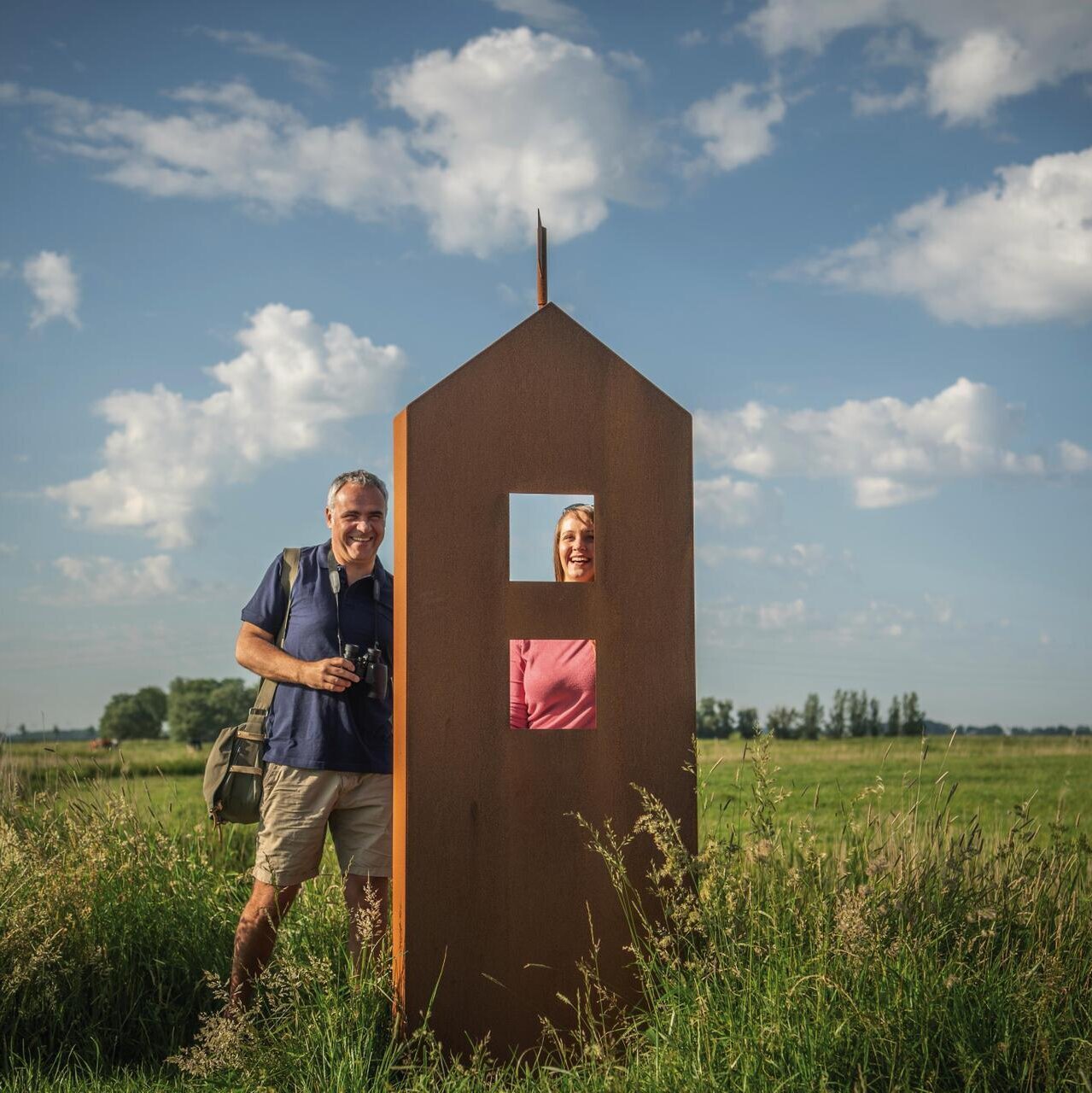 Pärchen am Landschaftsfenster Tetenbüll